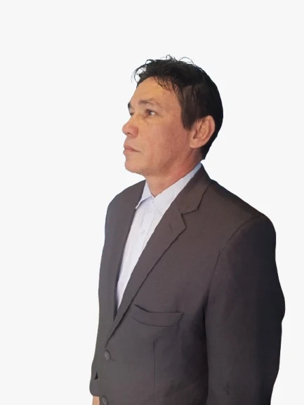 Magno Bastos em perfil, de terno cinza